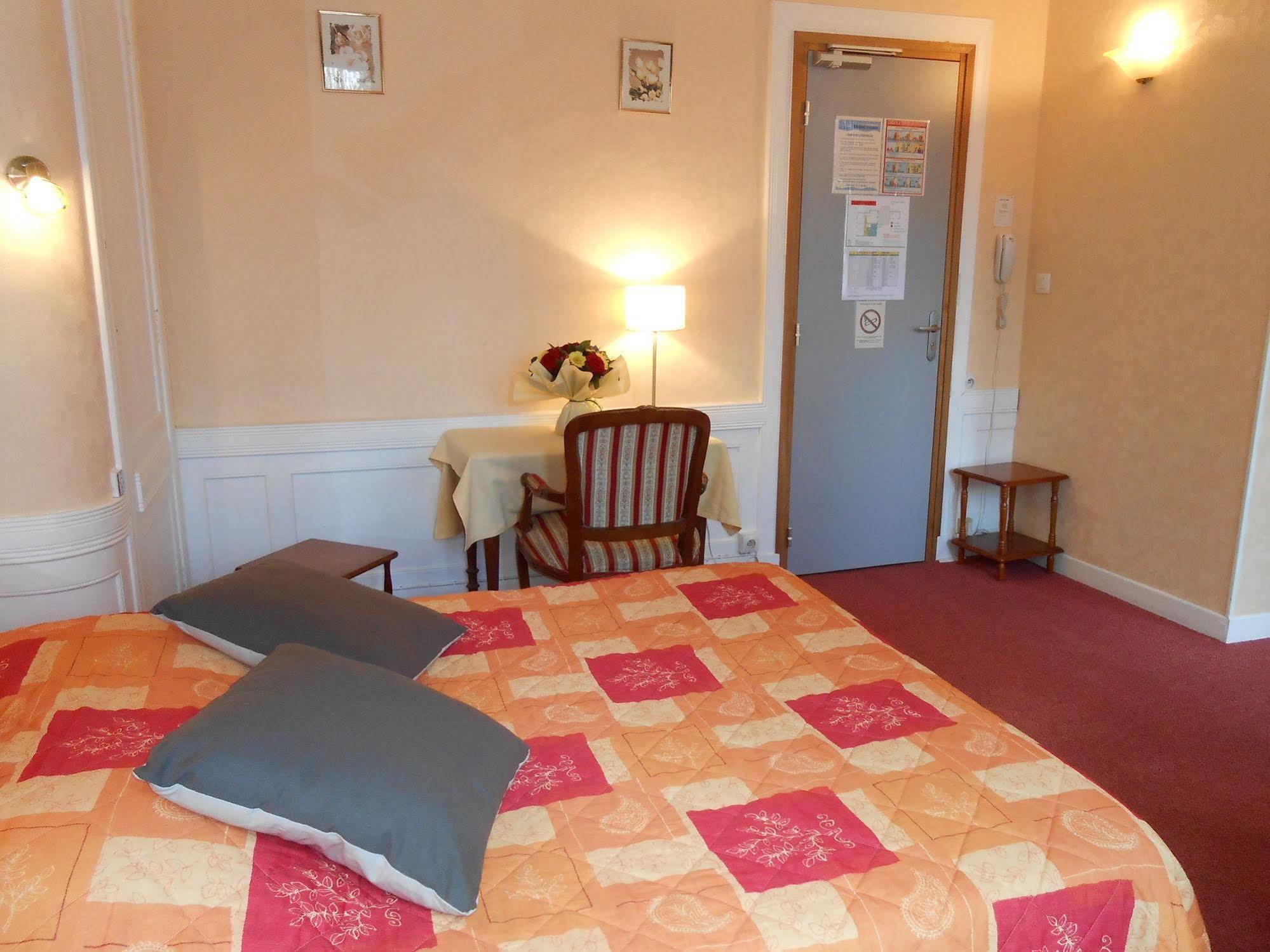 Hotel De La Gare แชร์บูร์ก อ็อง กงต็องแต็ง ภายนอก รูปภาพ