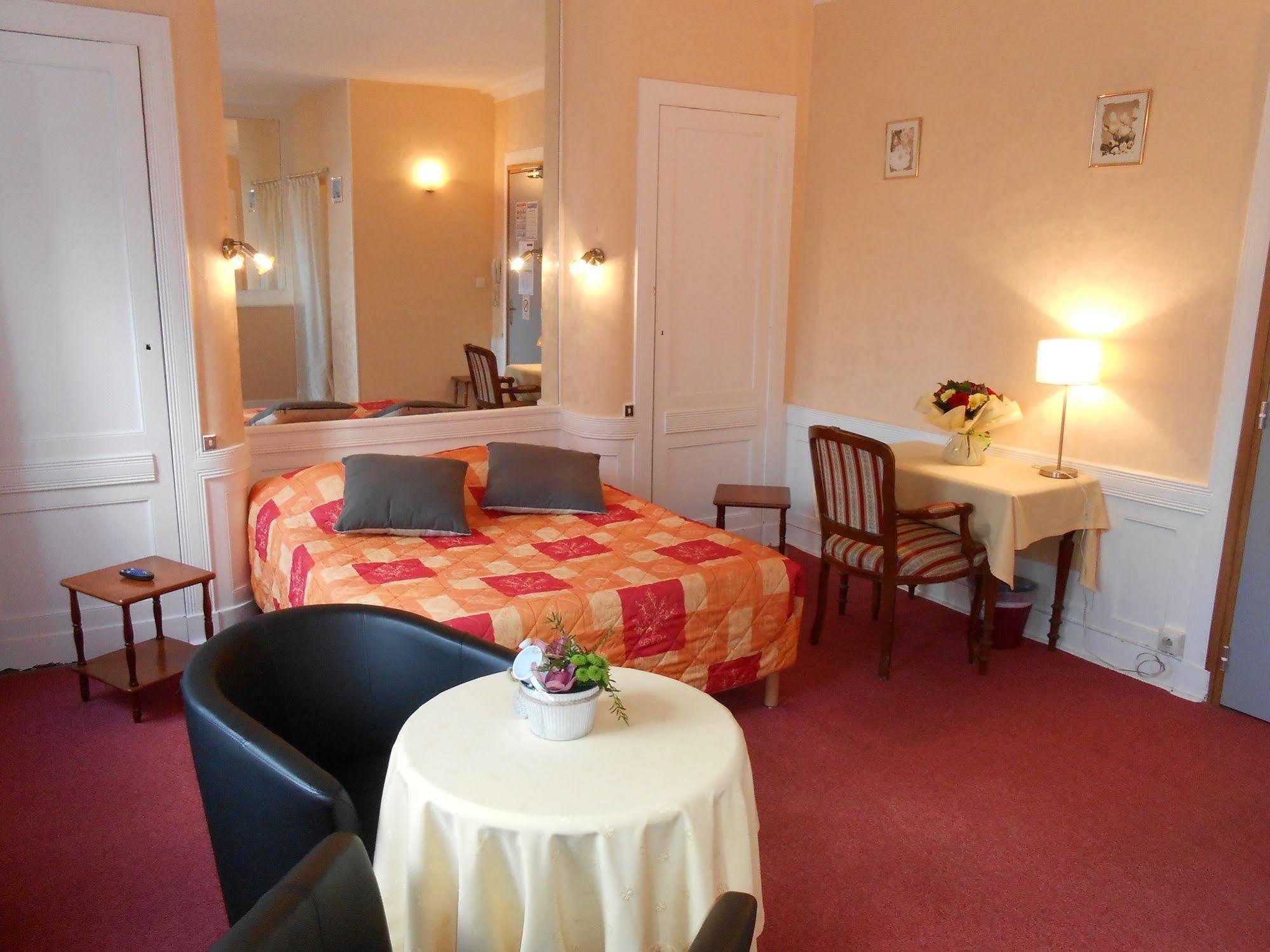 Hotel De La Gare แชร์บูร์ก อ็อง กงต็องแต็ง ภายนอก รูปภาพ