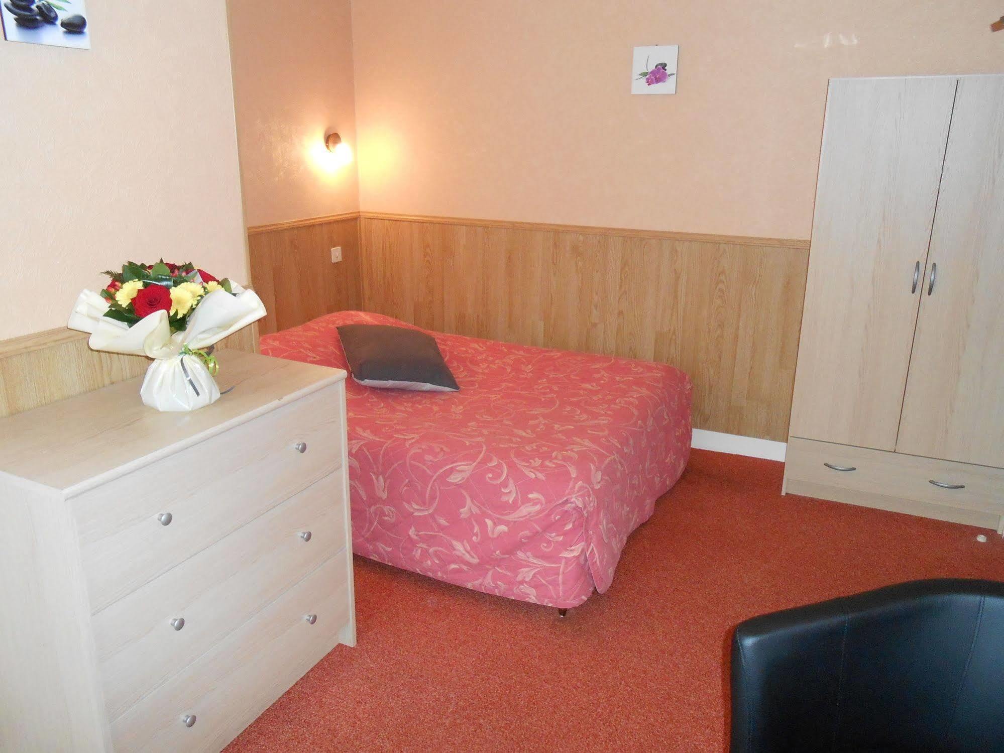 Hotel De La Gare แชร์บูร์ก อ็อง กงต็องแต็ง ภายนอก รูปภาพ