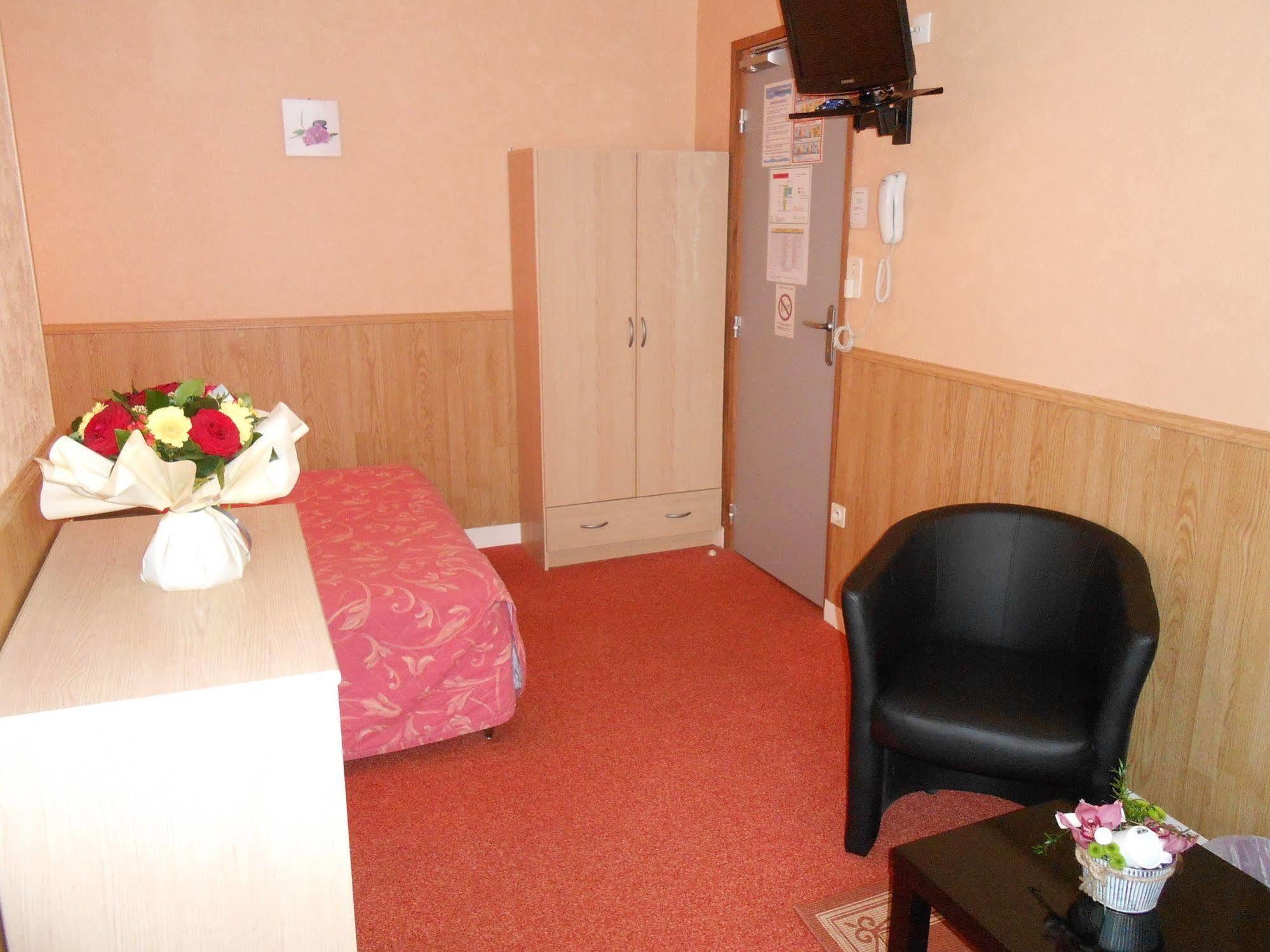 Hotel De La Gare แชร์บูร์ก อ็อง กงต็องแต็ง ภายนอก รูปภาพ