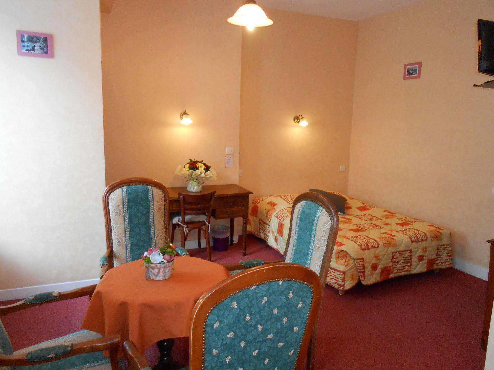 Hotel De La Gare แชร์บูร์ก อ็อง กงต็องแต็ง ภายนอก รูปภาพ