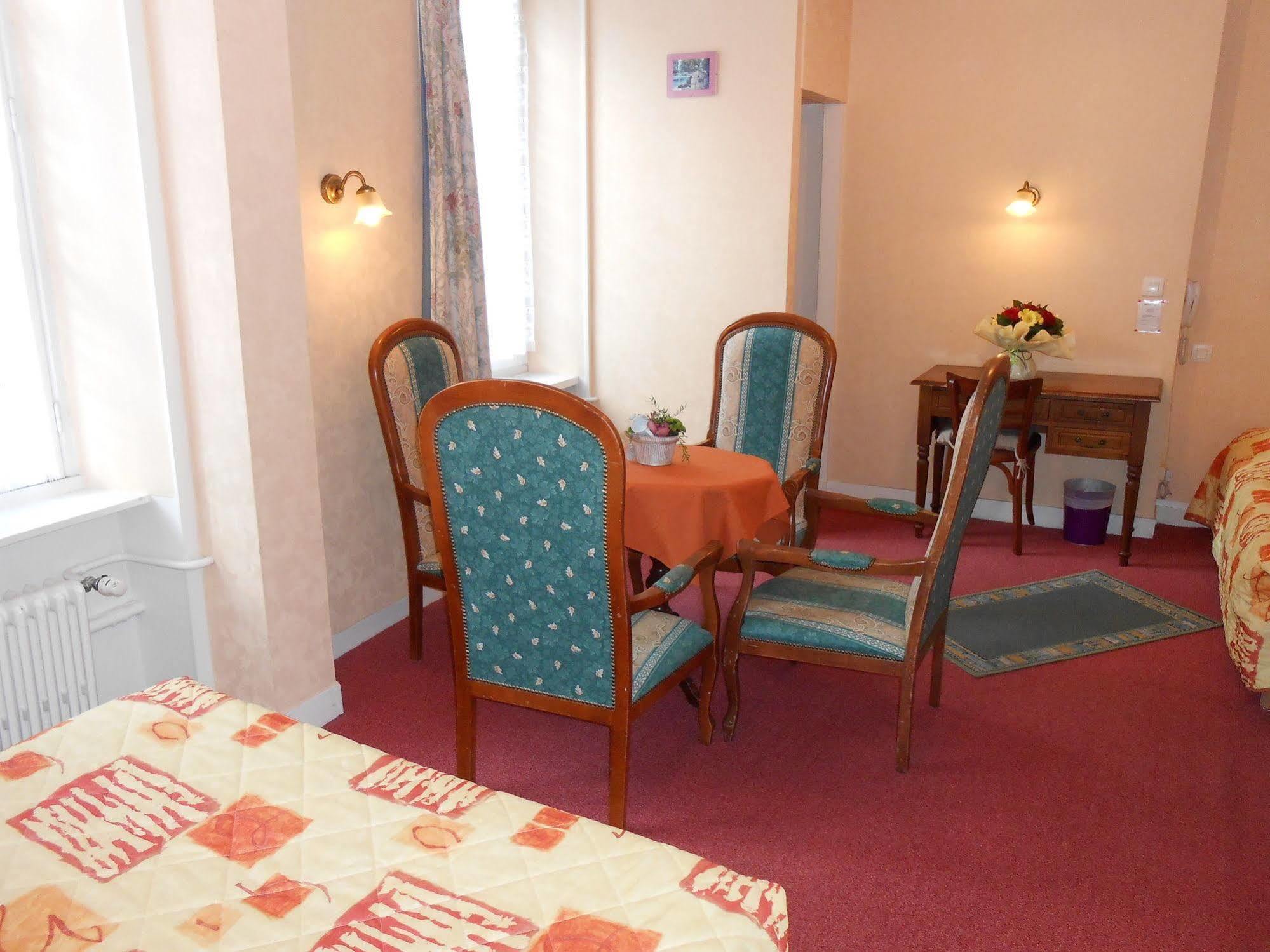 Hotel De La Gare แชร์บูร์ก อ็อง กงต็องแต็ง ภายนอก รูปภาพ